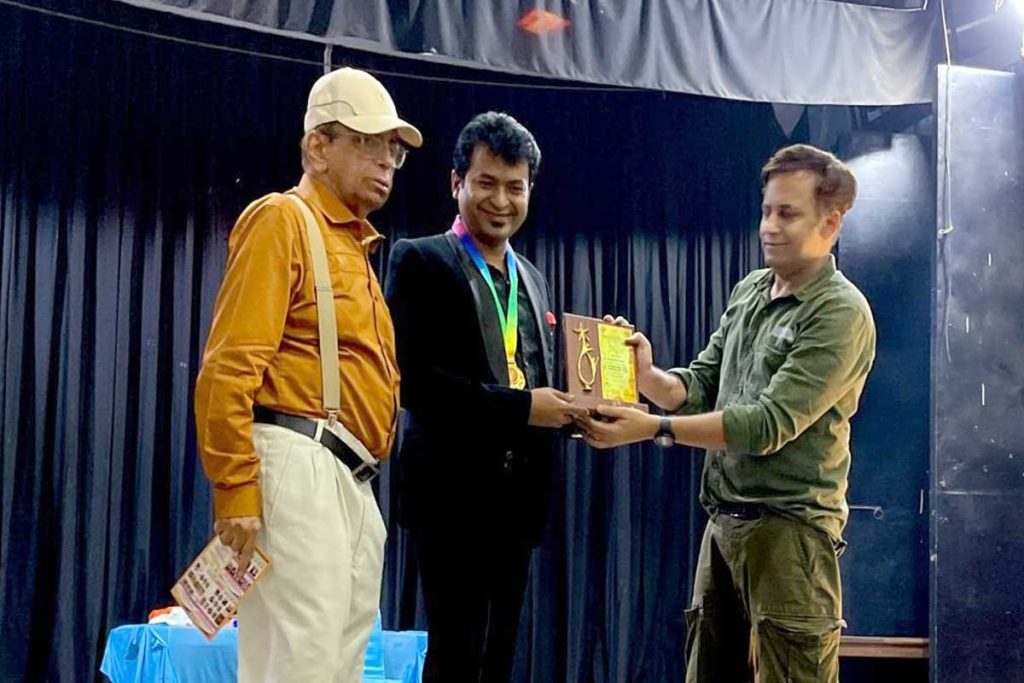 Prince Harun receiving award at Delhi International Magic Convention
