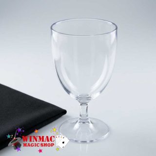 Exquisite floating wine glass gimmick and professional handkerchief set close-up